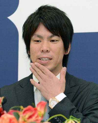 契約更改を保留し、記者会見する広島の前田健太投手