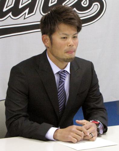 契約更改を終え、記者会見するロッテの今江敏晃内野手