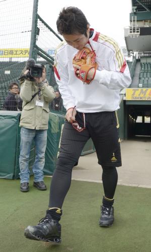 一礼し、甲子園球場での初練習に臨む阪神の西岡剛内野手
