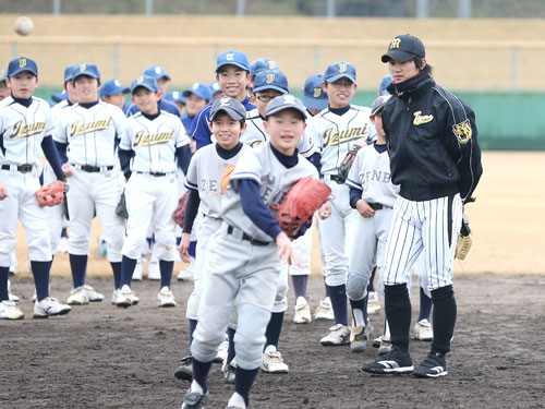 阪神・上本は野球教室で少年たちを指導