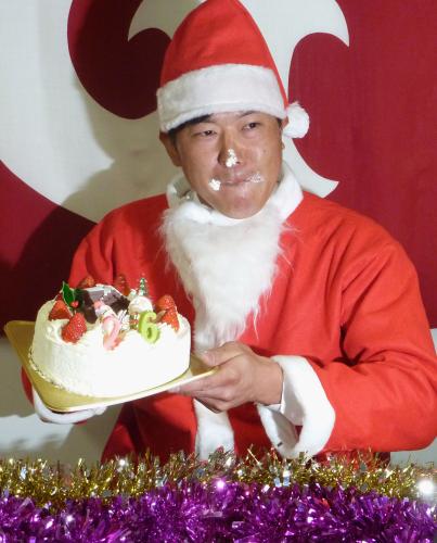 契約更改を終え、サンタクロース姿でケーキを食べる巨人・内海