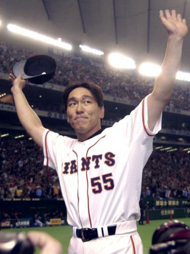 ２０００年10月、日本シリーズのＭＶＰに選ばれ、ファンの声援に応える巨人の松井秀喜外野手