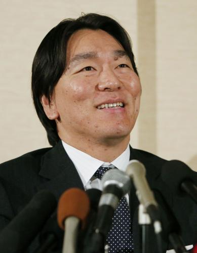 笑顔も見せながら記者会見で現役引退を表明する松井秀喜外野手