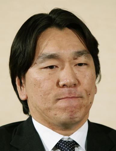 記者会見で現役引退を表明し、唇をかむ松井秀喜外野手