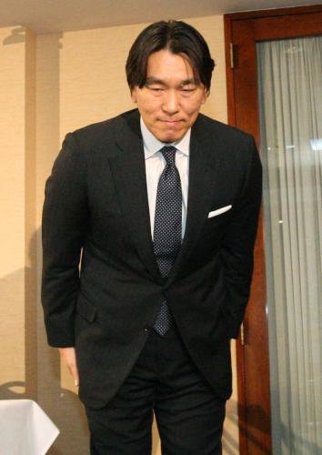 引退の記者会見を終え、一礼する松井秀喜外野手
