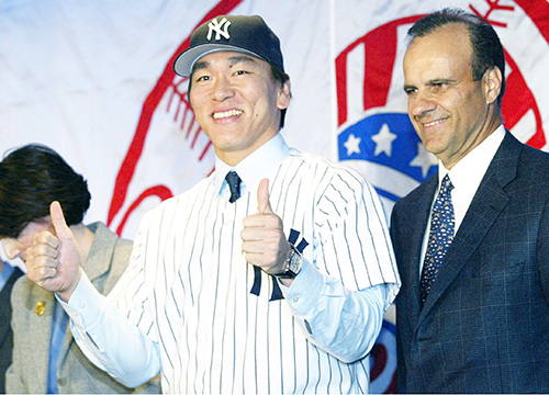 ２００３年１月、ヤンキース入団会見で会心の笑顔を見せる松井。右はジョー・トーリ監督