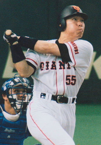 ９９年６月１７日の横浜戦の６回１死、右越えに２１号ソロホームランを放つ巨人・松井