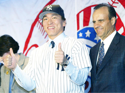 ヤンキース入団会見で会心の笑顔を見せる松井とトーリ監督