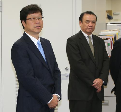 球団事務所で仕事納めのあいさつをする阪神・南球団社長（左）と中村ＧＭ