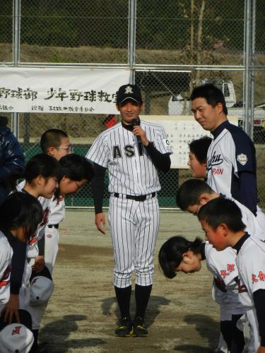 亜大・生田監督のふるさと、大分・玖珠町での野球教室であいさつの大切さを子どもたちに教える東浜