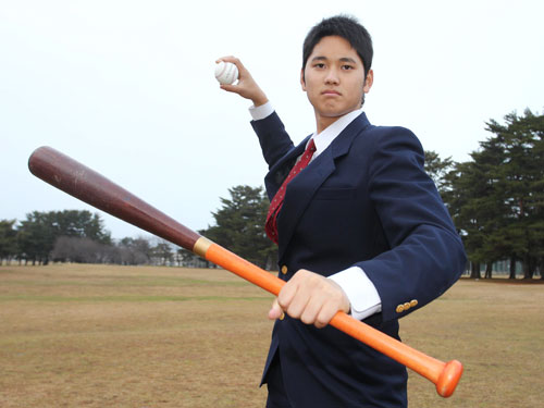 バットとボールを手に二刀流への意欲を示す日本ハム・大谷