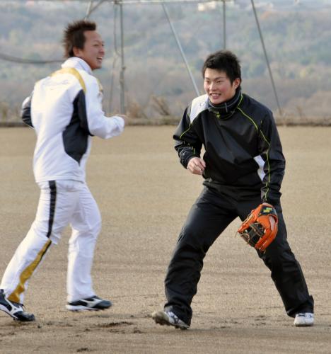 中学時代からのチームメート、田村龍弘捕手（左）と内野ノックを受ける阪神ドラフト２位の北條史也内野手