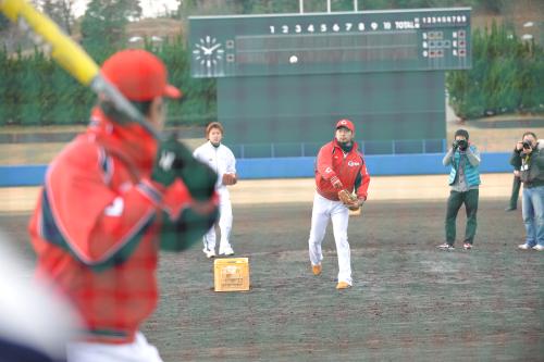 野球教室で同期入団の堂林相手に投球する広島・今村
