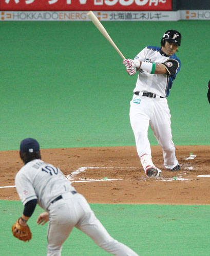 日本ハム・稲葉は１２年の開幕戦初打席、西武・涌井（手前）から二塁打を放ち自信をつけた
