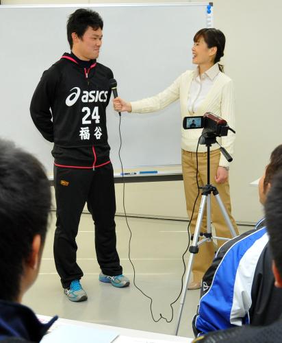 糸川雅子さん（右）からインタビューの対応の講義を受ける中日・福谷