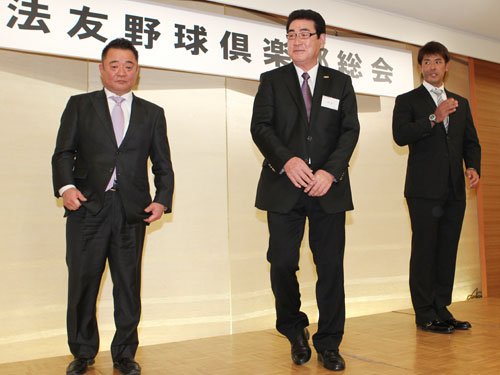 法大野球部ＯＢ総会の壇上であいさつした侍ジャパン・山本浩二監督（中央）、高代コーチ（左）、日本ハム・稲葉