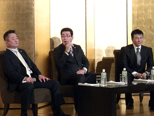 ナゴヤ市内のホテルで行われた壮行会のトークショーでＷＢＣへの思いを語る山本監督（中央）と高代内野守備走塁コーチ（左）、与田投手コーチ（右）