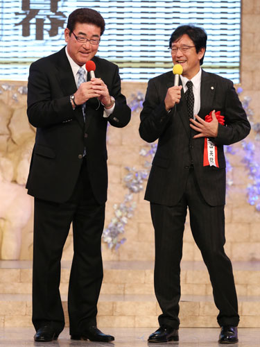 表彰イベントで侍ジャパンの山本監督（左）と笑顔で話す日本ハム・栗山監督