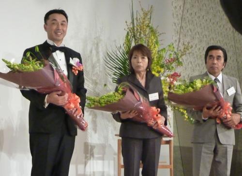 「２千本安打を祝う会」で、両親と並んで花束を手に笑顔を見せるヤクルトの宮本慎也内野手（左）
