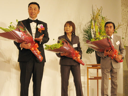 ２０００本安打達成記念パーティーで、父・義行さん（右）、母・美津江さん（中央）とともに花束を受け取るヤクルト・宮本