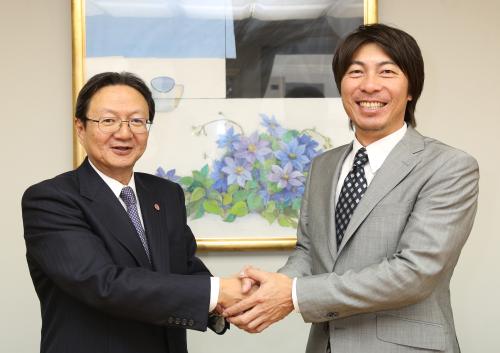 スポーツニッポン東京本社を訪れ森戸社長（左）と握手を交わす高津氏