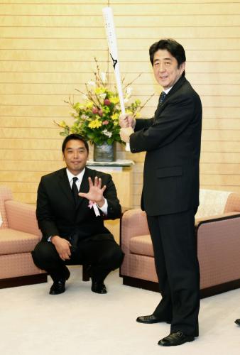 内閣総理大臣賞を授与された巨人の阿部慎之助捕手（左）と、贈られたバットを構える安倍首相