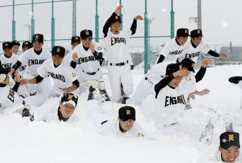 21世紀枠で選抜高校野球の初出場が決まり、雪に覆われたグラウンドで大喜びする遠軽高の選手たち