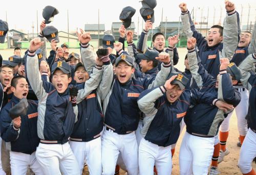 選抜高校野球の初出場が決まり、喜ぶ春江工高の選手たち