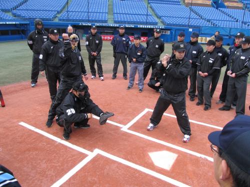 アマ審判員を指導するプロ野球審判員