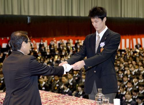大阪桐蔭高の卒業式で、桐蔭特別名誉賞を受け取る阪神のドラフト１位ルーキー藤浪晋太郎投手