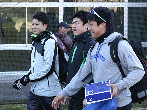 自主トレで談笑しながら移動する（左から）菅野、西村、沢村