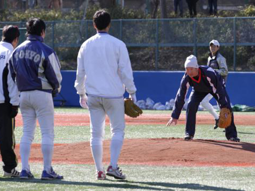 東大野球部練習でマウンドの使い方を投手たちに教える桑田氏