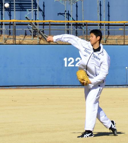 新人合同自主トレーニング最終日、キャッチボールする日本ハムの大谷