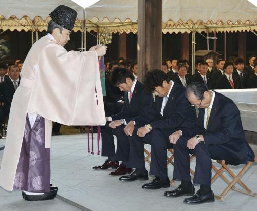 筥崎宮で、必勝を祈願するソフトバンクの（右から）王貞治球団会長、秋山監督、本多選手会長