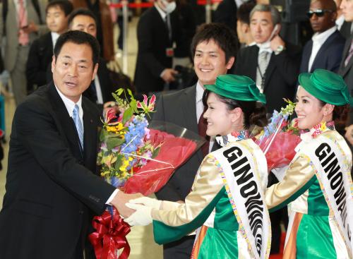 那覇空港で歓迎の花束を受け取るＤｅＮＡの中畑監督（左）と選手会長の下園