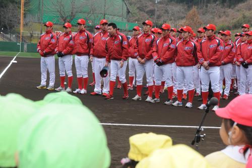 歓迎セレモニーで整列する広島の新加入選手（左から）久本、森下、辻、ソコロビッチ、高橋、鈴木誠、下水流、上本、美間。ルイスの姿はなし