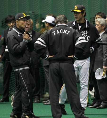 ソフトバンクの王球団会長（左）と話をする秋山監督