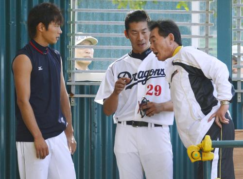 投球練習を終えた（左から）中日・浅尾、山井と話すＷＢＣ日本代表の東尾コーチ