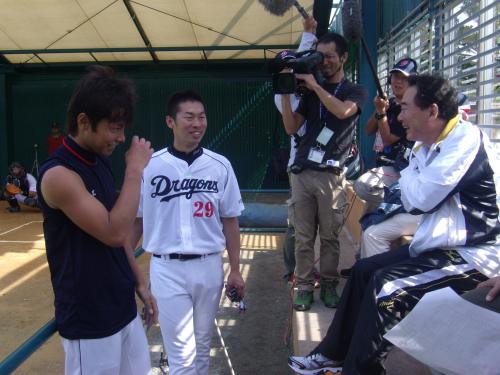 侍ジャパンの東尾投手総合コーチ（右）と笑顔で話をする中日の浅尾（左）と山井（中）