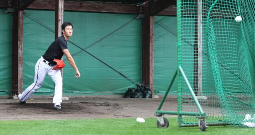 ブルペンで投球フォームを確認する日本ハム・斎藤