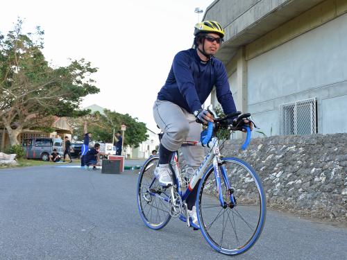 ファンから借りた自転車に乗り通勤するオリックス・井川