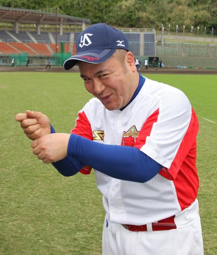 ヤクルトのバレンティンに本塁打を打った後のパフォーマンスを伝授するお笑い芸人の山崎弘也