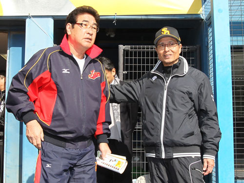 ソフトバンクのキャンプを視察に訪れた侍ジャパン・山本監督（左）は王球団会長に激励される