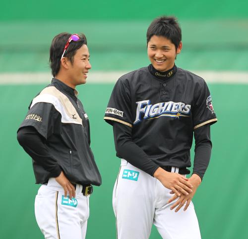 練習中に談笑する日本ハム・斎藤佑（左）と大谷