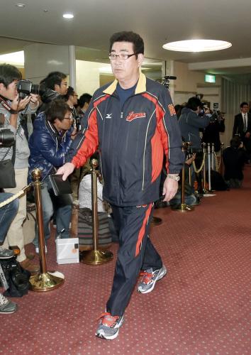 ＷＢＣ宮崎合宿の選手が招集され、ミーティング会場に向かう日本代表の山本監督