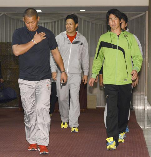 ＷＢＣ宮崎合宿の選手が招集され、全体ミーティングに臨む（左から）中田、田中、前田健ら