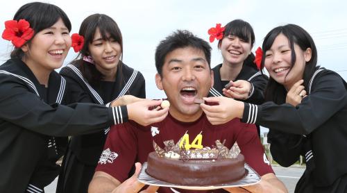 ４３歳の誕生日を迎えた楽天・斎藤隆は「４４」の背番号のバースデーケーキと地元女子高生からバレンタインチョコのダブル祝福に笑顔