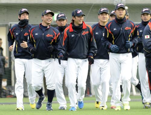 ３月に開催される野球のＷＢＣ日本代表候補の合宿がスタートし、笑顔でランニングする主将の阿部（左から２人目）ら