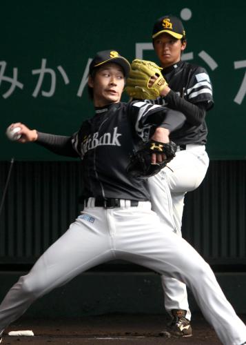 武田（手前）と並んで投球練習するソフトバンクのドラフト１位・東浜
