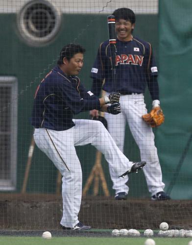 松田（右）の打撃フォームをまねする村田